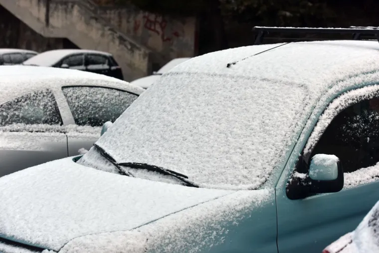 24.03.2020., Sibenik - Snijeg u Sibeniku zabijelio krovove kuca i automobile.
Photo: Hrvoje Jelavic/PIXSELL