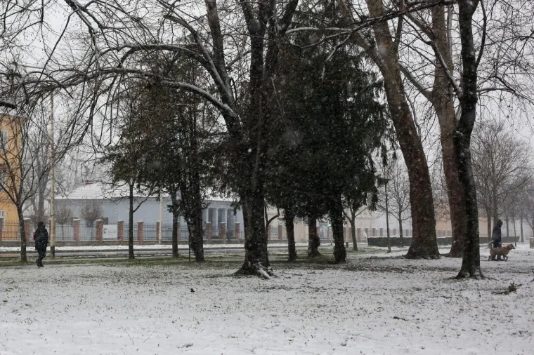 24.03.2020., Osijek - Osijek se probudio pod bijelim pokrivacem od nekoliko centimetara. Snijeg je propadivao gotovo cijelu noc i zbog temperature blizu nuli uspio se zadrzati po krovovima i parkovima Osijeka a i dalje pada.
Photo: Dubravka Petric/PIXSELL