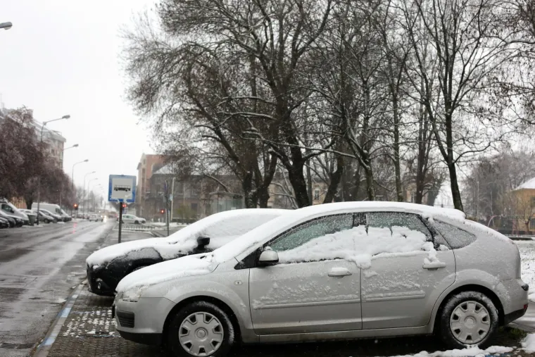 24.03.2020., Osijek - Osijek se probudio pod bijelim pokrivacem od nekoliko centimetara. Snijeg je propadivao gotovo cijelu noc i zbog temperature blizu nuli uspio se zadrzati po krovovima i parkovima Osijeka a i dalje pada.
Photo: Dubravka Petric/PIXSELL