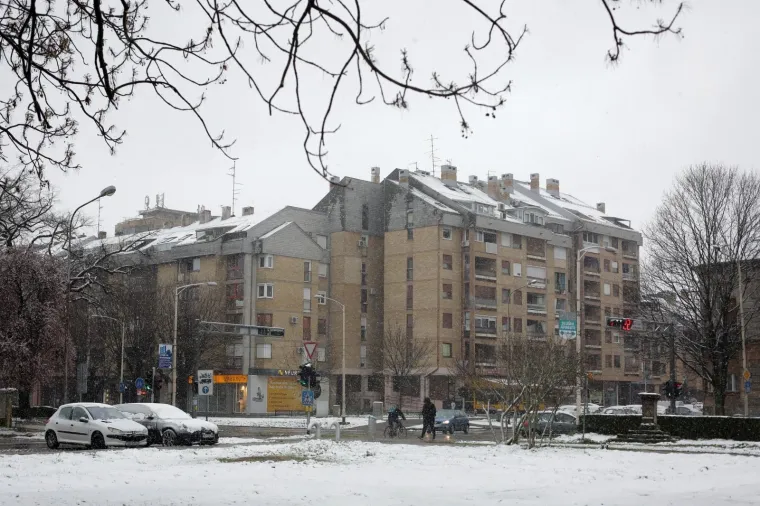 24.03.2020., Osijek - Osijek se probudio pod bijelim pokrivacem od nekoliko centimetara. Snijeg je propadivao gotovo cijelu noc i zbog temperature blizu nuli uspio se zadrzati po krovovima i parkovima Osijeka a i dalje pada.
Photo: Dubravka Petric/PIXSELL