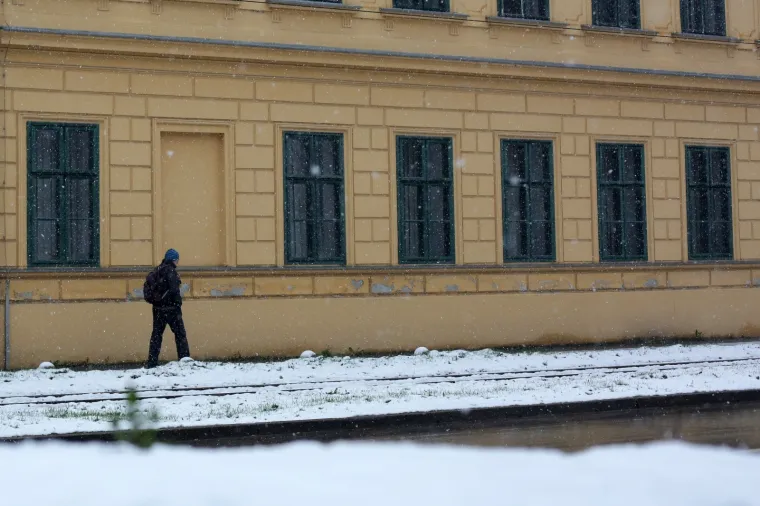 24.03.2020., Osijek - Osijek se probudio pod bijelim pokrivacem od nekoliko centimetara. Snijeg je propadivao gotovo cijelu noc i zbog temperature blizu nuli uspio se zadrzati po krovovima i parkovima Osijeka a i dalje pada.
Photo: Dubravka Petric/PIXSELL