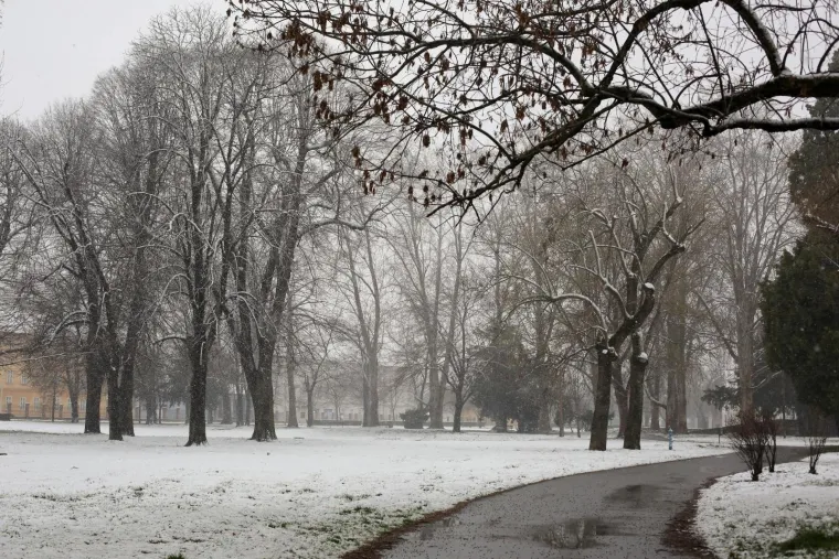 24.03.2020., Osijek - Osijek se probudio pod bijelim pokrivacem od nekoliko centimetara. Snijeg je propadivao gotovo cijelu noc i zbog temperature blizu nuli uspio se zadrzati po krovovima i parkovima Osijeka a i dalje pada.
Photo: Dubravka Petric/PIXSELL
