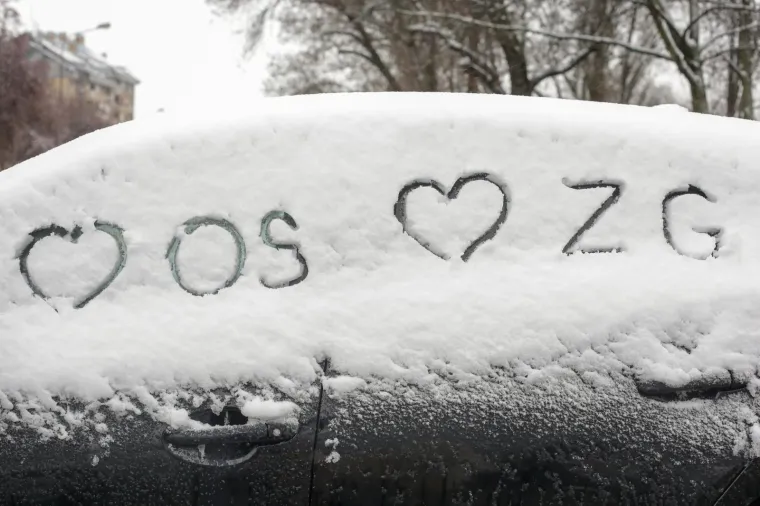 24.03.2020., Osijek - Osijek se probudio pod bijelim pokrivacem od nekoliko centimetara. Snijeg je propadivao gotovo cijelu noc i zbog temperature blizu nuli uspio se zadrzati po krovovima i parkovima Osijeka a i dalje pada.
Photo: Dubravka Petric/PIXSELL