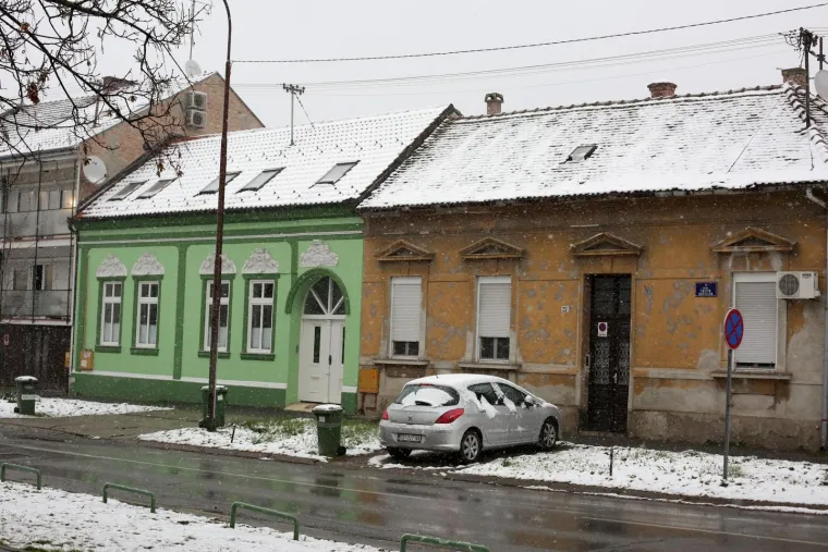 24.03.2020., Osijek - Osijek se probudio pod bijelim pokrivacem od nekoliko centimetara. Snijeg je propadivao gotovo cijelu noc i zbog temperature blizu nuli uspio se zadrzati po krovovima i parkovima Osijeka a i dalje pada.
Photo: Dubravka Petric/PIXSELL