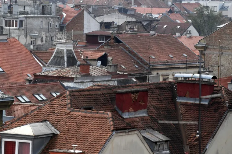 Potresom unakaženi zagrebački krovovi prijete prolaznicima: Cigle i dimnjaci samo &scaron;to ne popadaju