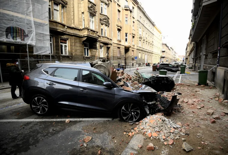 Potresom unakaženi zagrebački krovovi prijete prolaznicima: Cigle i dimnjaci samo &scaron;to ne popadaju
