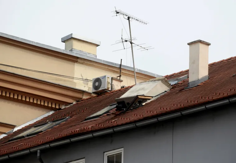 Potresom unakaženi zagrebački krovovi prijete prolaznicima: Cigle i dimnjaci samo &scaron;to ne popadaju