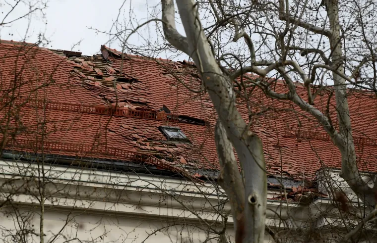 Potresom unakaženi zagrebački krovovi prijete prolaznicima: Cigle i dimnjaci samo &scaron;to ne popadaju
