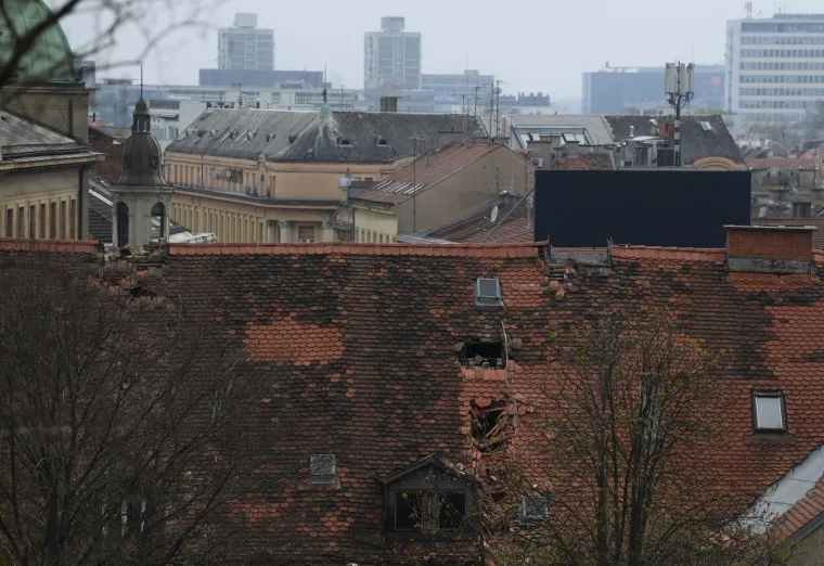 Potresom unakaženi zagrebački krovovi prijete prolaznicima: Cigle i dimnjaci samo &scaron;to ne popadaju