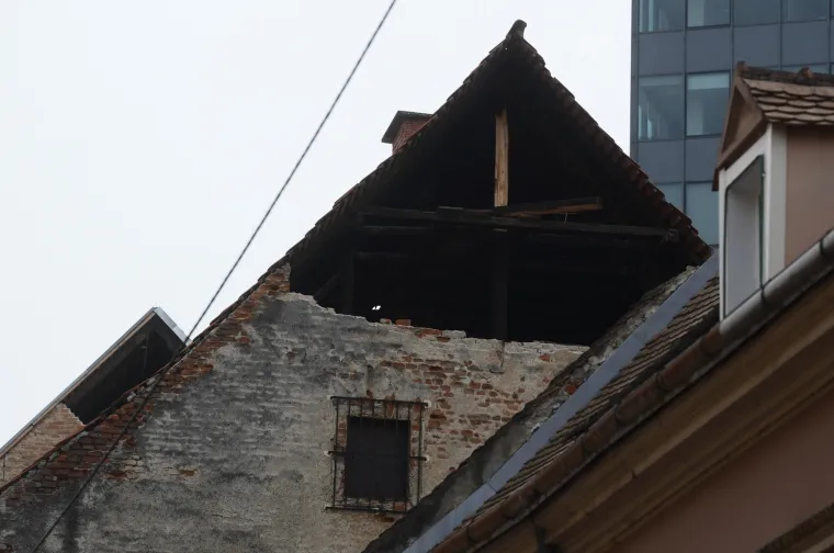 Potresom unakaženi zagrebački krovovi prijete prolaznicima: Cigle i dimnjaci samo &scaron;to ne popadaju