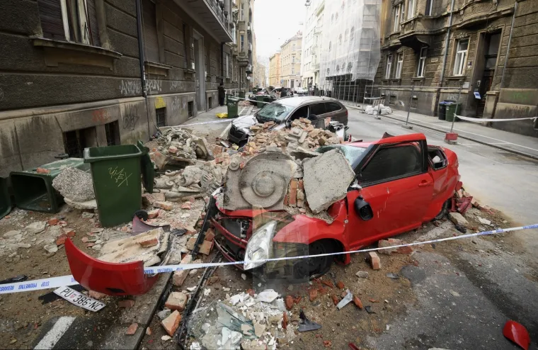 Potresom unakaženi zagrebački krovovi prijete prolaznicima: Cigle i dimnjaci samo &scaron;to ne popadaju