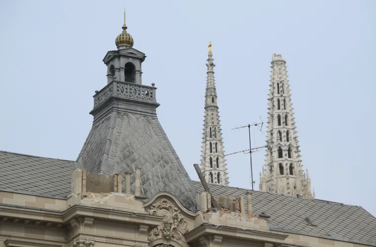 Potresom unakaženi zagrebački krovovi prijete prolaznicima: Cigle i dimnjaci samo &scaron;to ne popadaju