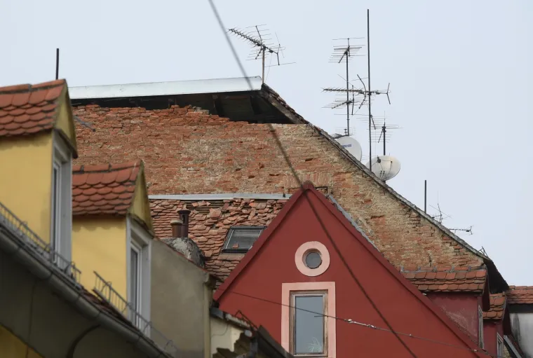 Potresom unakaženi zagrebački krovovi prijete prolaznicima: Cigle i dimnjaci samo &scaron;to ne popadaju