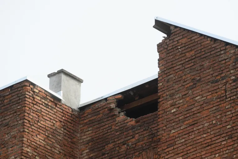 Potresom unakaženi zagrebački krovovi prijete prolaznicima: Cigle i dimnjaci samo &scaron;to ne popadaju