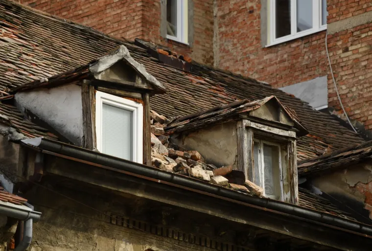 Potresom unakaženi zagrebački krovovi prijete prolaznicima: Cigle i dimnjaci samo &scaron;to ne popadaju