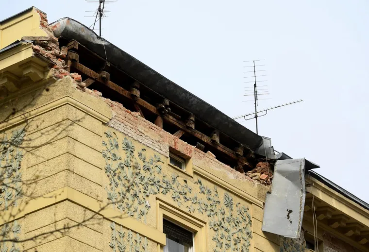 Potresom unakaženi zagrebački krovovi prijete prolaznicima: Cigle i dimnjaci samo &scaron;to ne popadaju