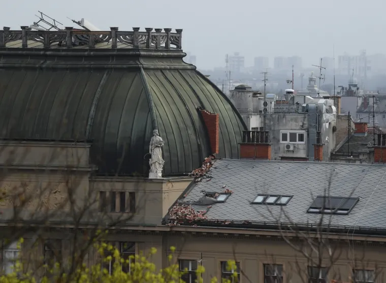 Potresom unakaženi zagrebački krovovi prijete prolaznicima: Cigle i dimnjaci samo &scaron;to ne popadaju