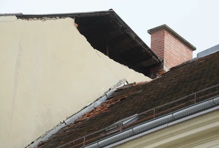 Potresom unakaženi zagrebački krovovi prijete prolaznicima: Cigle i dimnjaci samo &scaron;to ne popadaju