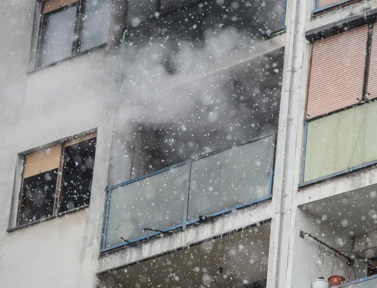 Požar u Novom Zagrebu: Gori stan u Slobo&scaron;tini, na terenu vatrogasci i policija