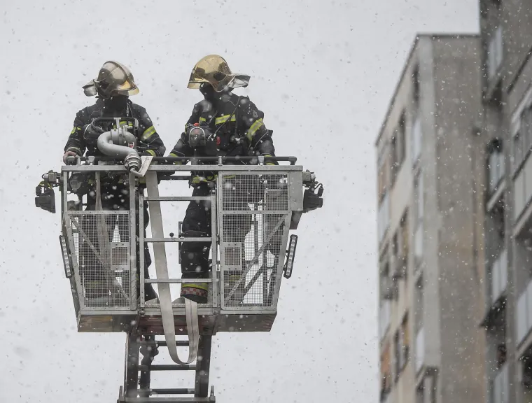 Požar u Novom Zagrebu: Gori stan u Slobo&scaron;tini, na terenu vatrogasci i policija