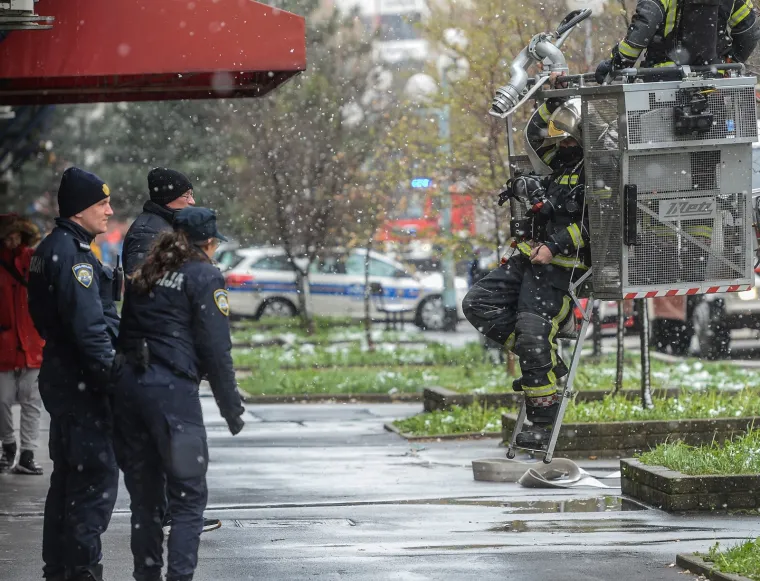 Požar u Novom Zagrebu: Gori stan u Slobo&scaron;tini, na terenu vatrogasci i policija