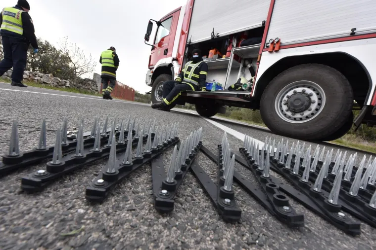 Nema izlaza iz Murtera i Betine! Pogledajte kako su policija i vatrogasci osigurali prometnice