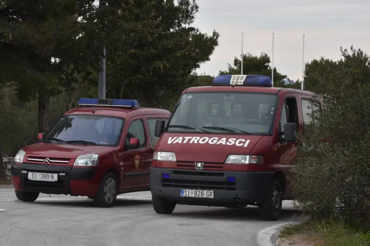 Nema izlaza iz Murtera i Betine! Pogledajte kako su policija i vatrogasci osigurali prometnice