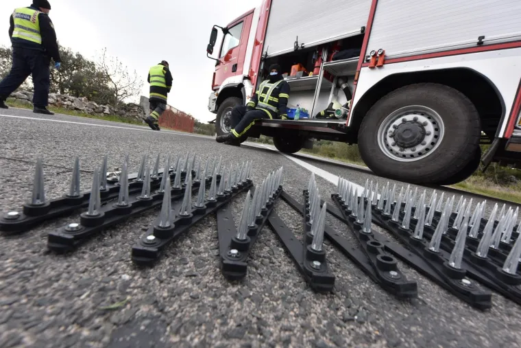 Nema izlaza iz Murtera i Betine! Pogledajte kako su policija i vatrogasci osigurali prometnice