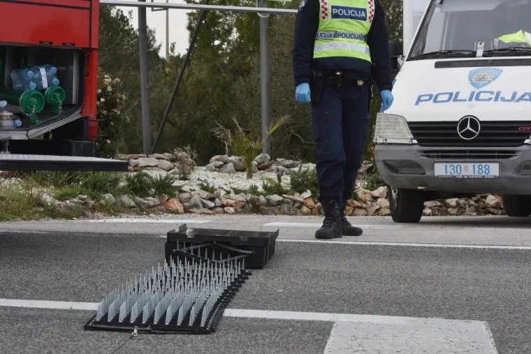 Nema izlaza iz Murtera i Betine! Pogledajte kako su policija i vatrogasci osigurali prometnice