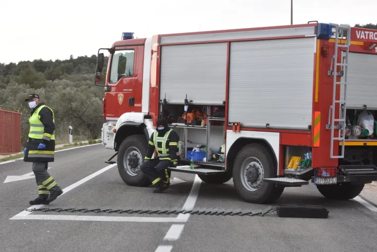 Nema izlaza iz Murtera i Betine! Pogledajte kako su policija i vatrogasci osigurali prometnice