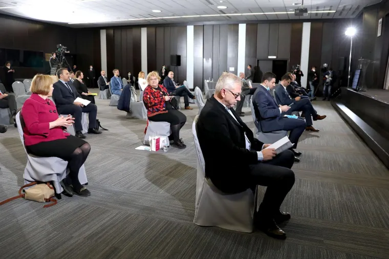 Pogledajte kako Sabor zasjeda u podrumu Inine zgrade: U prostoriji može biti samo 28 zastupnika