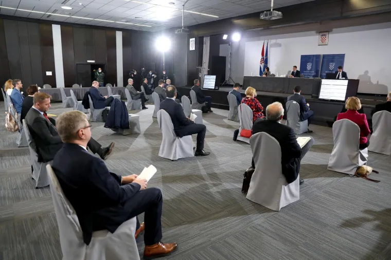 Pogledajte kako Sabor zasjeda u podrumu Inine zgrade: U prostoriji može biti samo 28 zastupnika