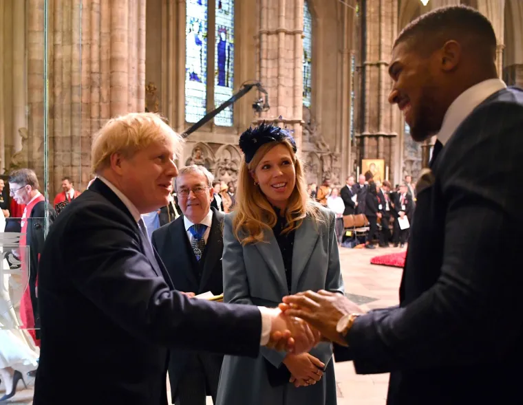 [FOTO] NAKON OVOG, ANTHONY JOSHUA SE NALAZI U SAMOIZOLACIJI: Pogledajte kako se pozdravljao s uglednicima