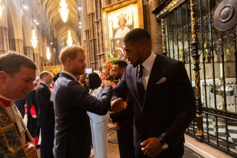 [FOTO] NAKON OVOG, ANTHONY JOSHUA SE NALAZI U SAMOIZOLACIJI: Pogledajte kako se pozdravljao s uglednicima