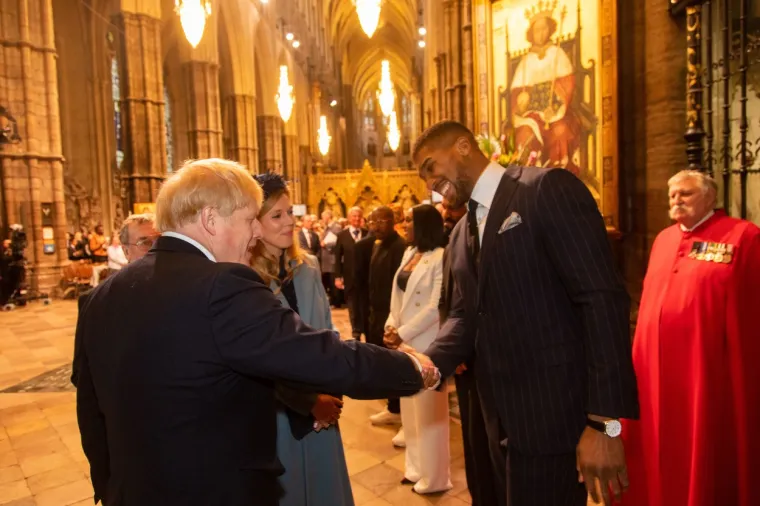 Svjetski boksački prvak u te&scaron;koj kategoriji Britanac Anthony Joshua nalazi se u samoizolaciji nakon susreta s princom Charlesom, koji je pozitivan na korona virus, potvrdio je Joshuin menađer, prenose britanski mediji.