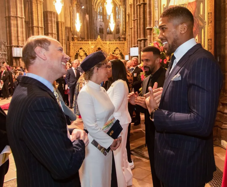 [FOTO] NAKON OVOG, ANTHONY JOSHUA SE NALAZI U SAMOIZOLACIJI: Pogledajte kako se pozdravljao s uglednicima