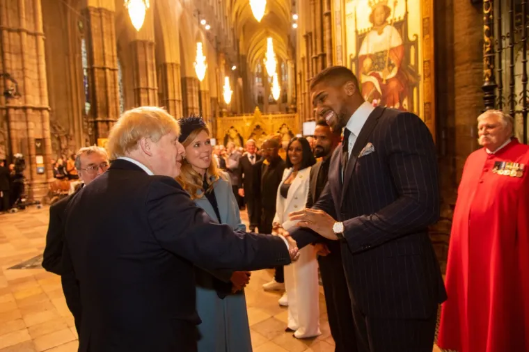 Joshua se susreo s prijestolonasljednikom Charlesom 9. ožujka prilikom obilježavanja Dana Commonwealtha, a svjetski prvak se tada sastao i s engleskom kraljicom Elizabethom, premijerom Borisom Johnsonom i drugim sportskim i estradnim zvijezdama.