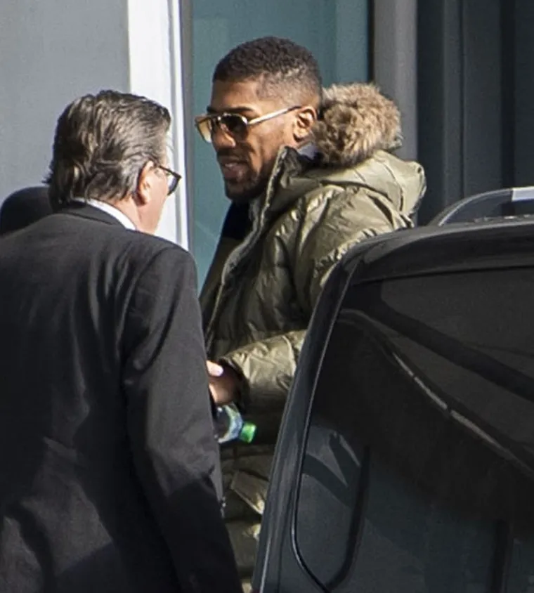 [FOTO] NAKON OVOG, ANTHONY JOSHUA SE NALAZI U SAMOIZOLACIJI: Pogledajte kako se pozdravljao s uglednicima