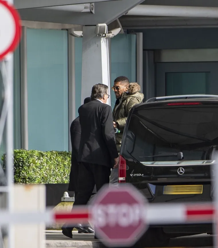 [FOTO] NAKON OVOG, ANTHONY JOSHUA SE NALAZI U SAMOIZOLACIJI: Pogledajte kako se pozdravljao s uglednicima