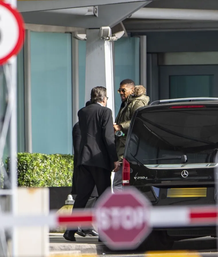 [FOTO] NAKON OVOG, ANTHONY JOSHUA SE NALAZI U SAMOIZOLACIJI: Pogledajte kako se pozdravljao s uglednicima