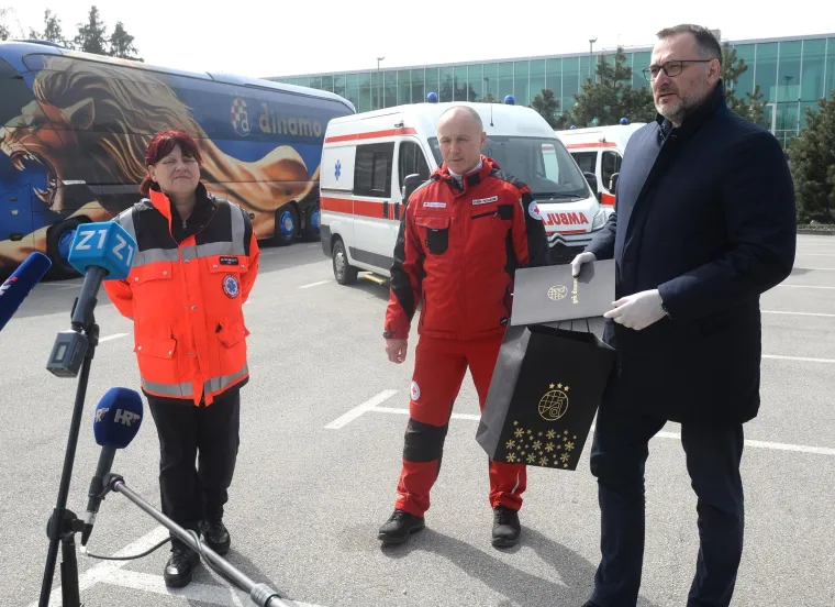 Zagrebački Dinamo donirao je dva vozila hitne pomoći gradskom stožeru Civilne za&scaron;tite. zbog čega su iz kluba pozvali predstavnike medija na konferenciju u vrijeme dok je cijela zemlja u izolaciji zbog koronavirusa.
Photo: Marko Prpic/PIXSELL