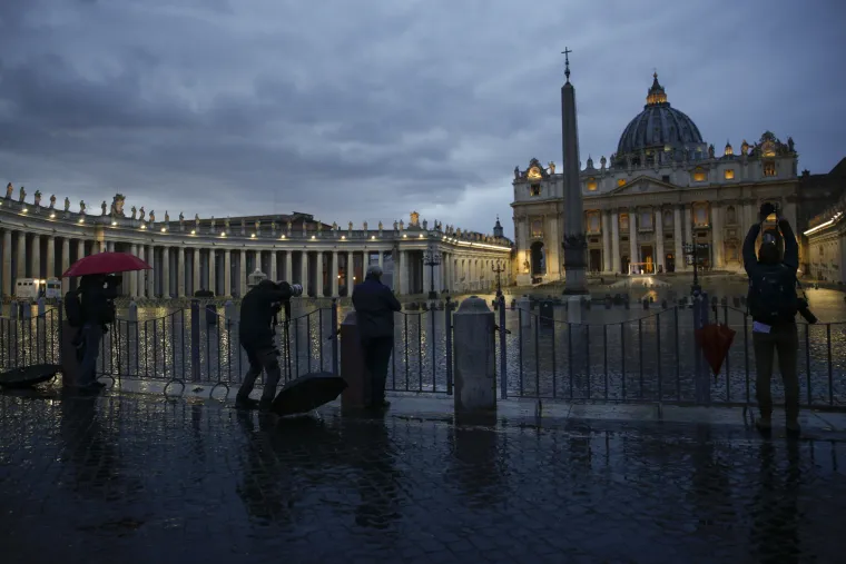 Povijesne fotografije pape Franje na pustom Trgu sv. Petra djeluju nestvarno