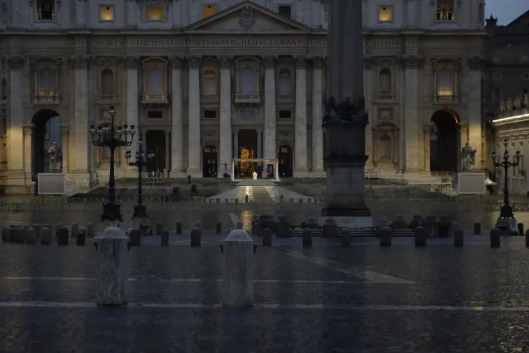 Povijesne fotografije pape Franje na pustom Trgu sv. Petra djeluju nestvarno