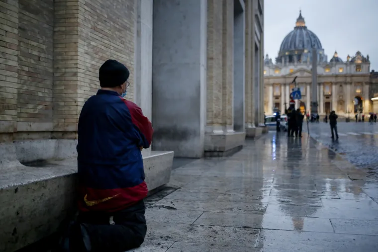 Povijesne fotografije pape Franje na pustom Trgu sv. Petra djeluju nestvarno
