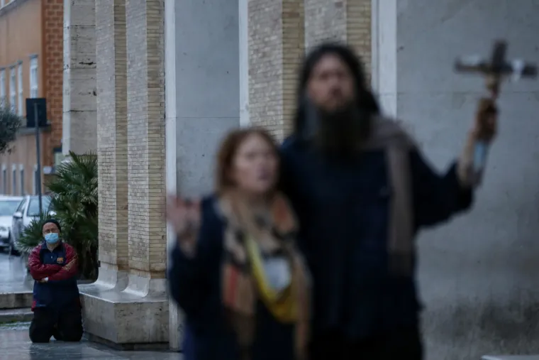 Povijesne fotografije pape Franje na pustom Trgu sv. Petra djeluju nestvarno