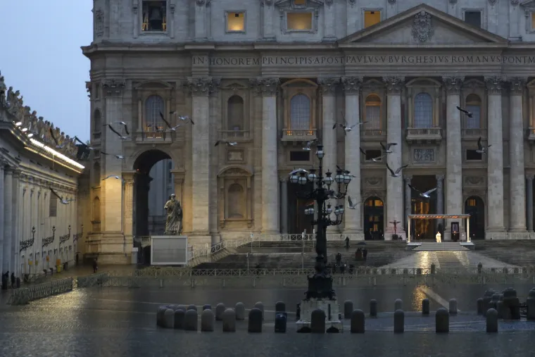 Povijesne fotografije pape Franje na pustom Trgu sv. Petra djeluju nestvarno