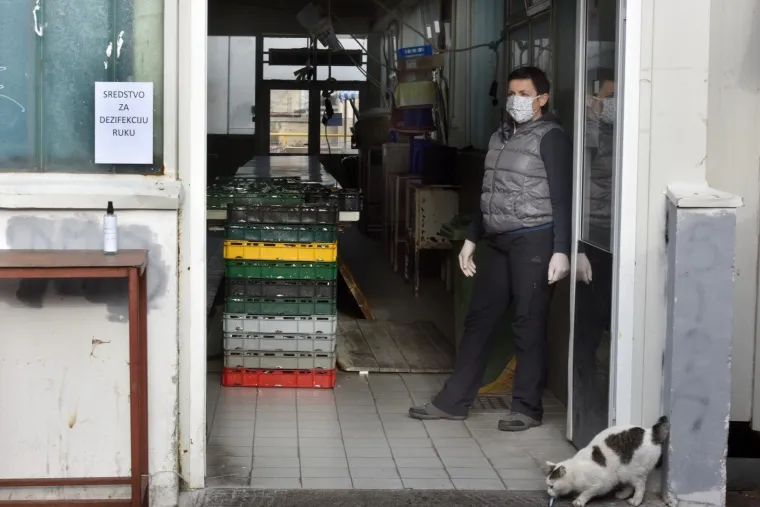 Na šibenskoj tržnici po odluci Stožera civilne zaštite otvorene su trgovine uz strogo pridržavanje mjera sigurnosti. Iscrtane su crte minimalne razdaljine među kupcima, postavljena su sredstva za dezinficiranje i upozorenja o maksimalnom broju kupaca u trgovinama i mesnicama