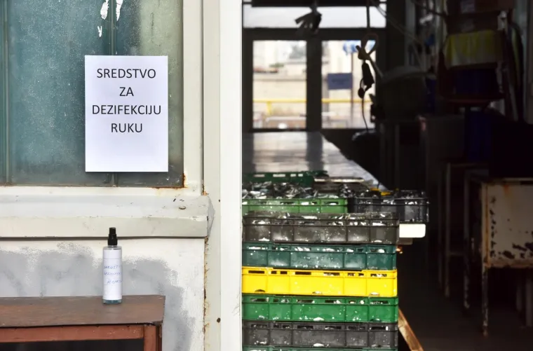 Na šibenskoj tržnici po odluci Stožera civilne zaštite otvorene su trgovine uz strogo pridržavanje mjera sigurnosti. Iscrtane su crte minimalne razdaljine među kupcima, postavljena su sredstva za dezinficiranje i upozorenja o maksimalnom broju kupaca u trgovinama i mesnicama