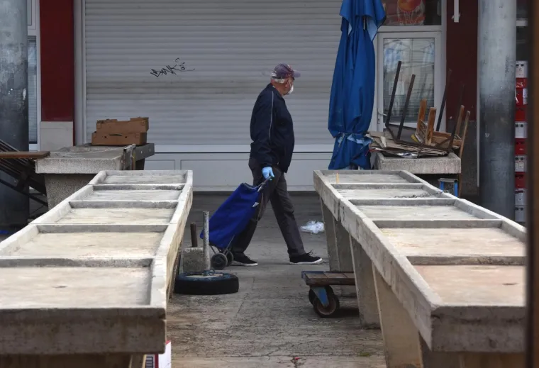 Na šibenskoj tržnici po odluci Stožera civilne zaštite otvorene su trgovine uz strogo pridržavanje mjera sigurnosti. Iscrtane su crte minimalne razdaljine među kupcima, postavljena su sredstva za dezinficiranje i upozorenja o maksimalnom broju kupaca u trgovinama i mesnicama