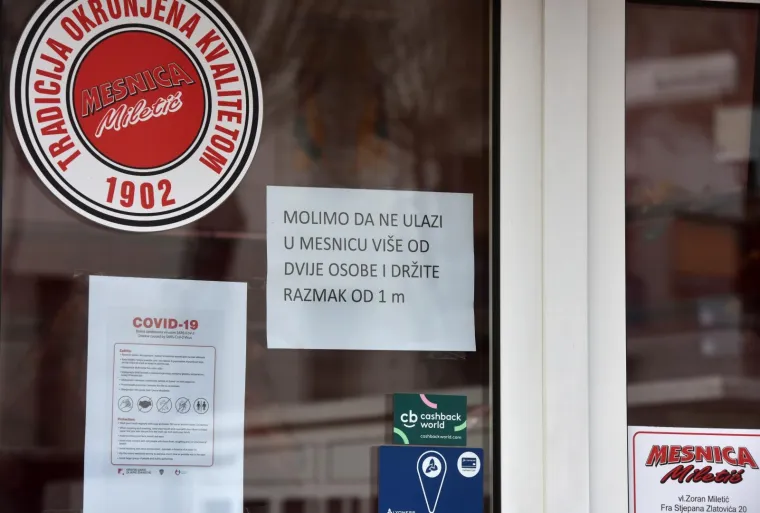 Na šibenskoj tržnici po odluci Stožera civilne zaštite otvorene su trgovine uz strogo pridržavanje mjera sigurnosti. Iscrtane su crte minimalne razdaljine među kupcima, postavljena su sredstva za dezinficiranje i upozorenja o maksimalnom broju kupaca u trgovinama i mesnicama